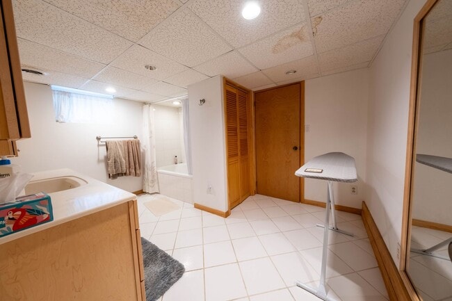 Building Photo - 6 Month Lease: 2 BED / 2.5 BATH HOUSE CLOS...