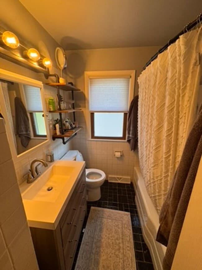 Building Photo - AVAILABLE SEPTEMBER 1: Updated 4-bedroom single family home on a quiet block- with 2 kitchens, 2 ...