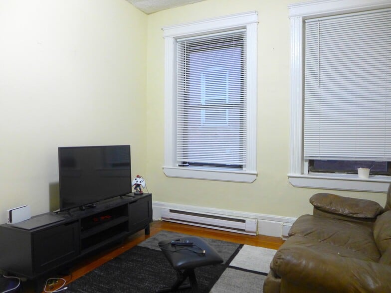 Building Photo - 378 Riverway