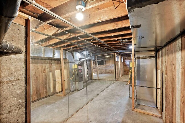 Building Photo - Charming 2-Bed 2-Bath Tacoma Craftsman | S...