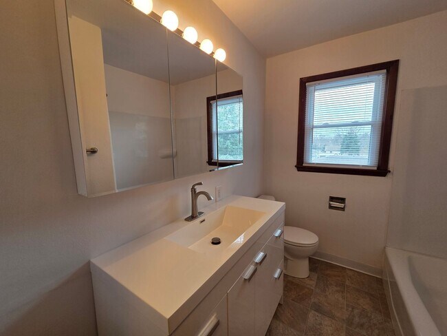 Building Photo - W 2nd St 1408-1410