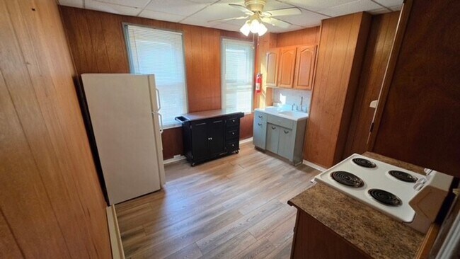 Building Photo - 3 bedroom, 1 bathroom