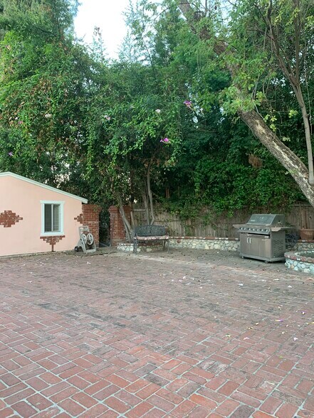Side yard - 15138 Encanto Dr