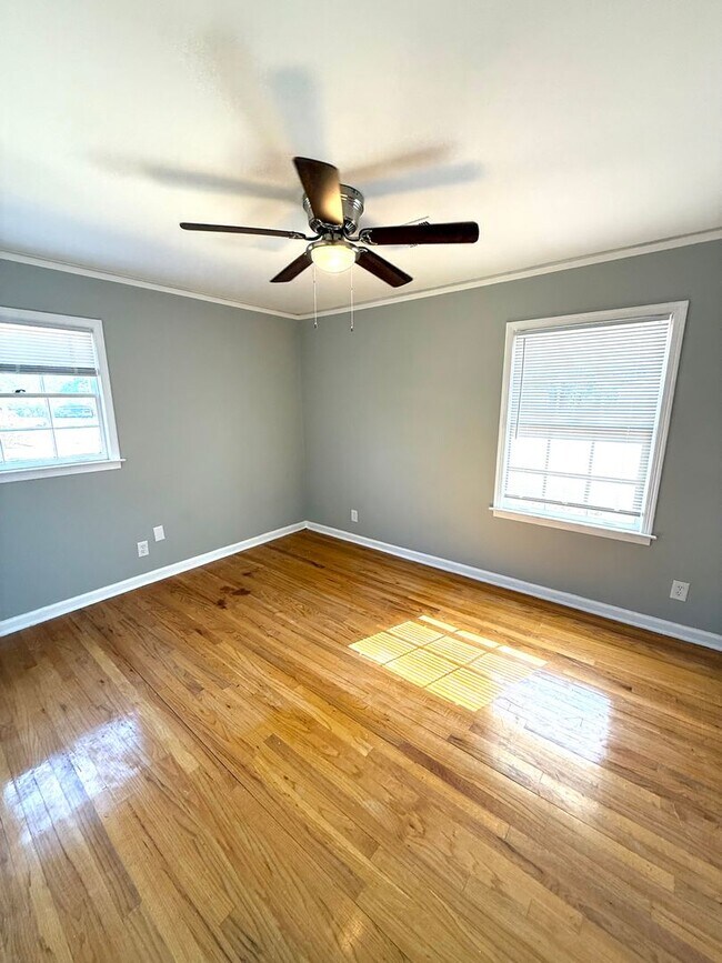 Building Photo - ** 3 bed 2 bath located in RidgeField ** Call 334-366-9198 to schedule a self showing