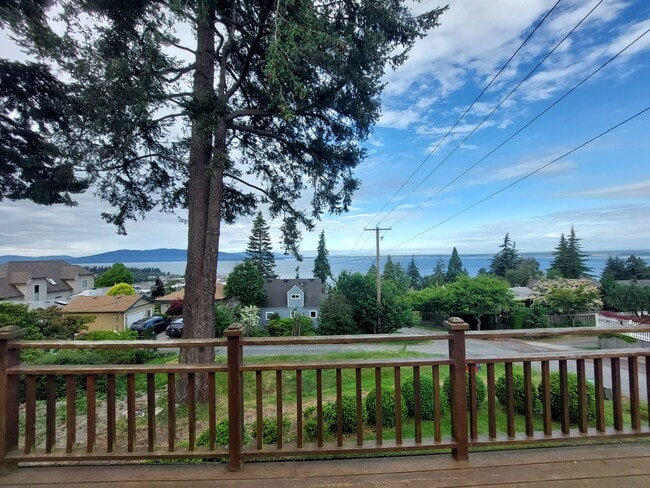 Building Photo - Charming Home On South Hill