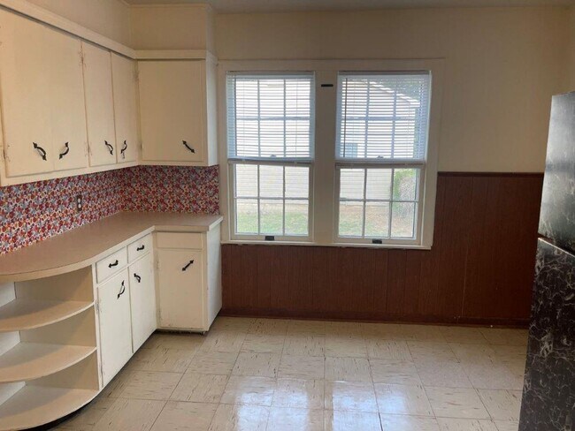 Building Photo - 2 bed 1&1/2 bath, detached garage in Norman