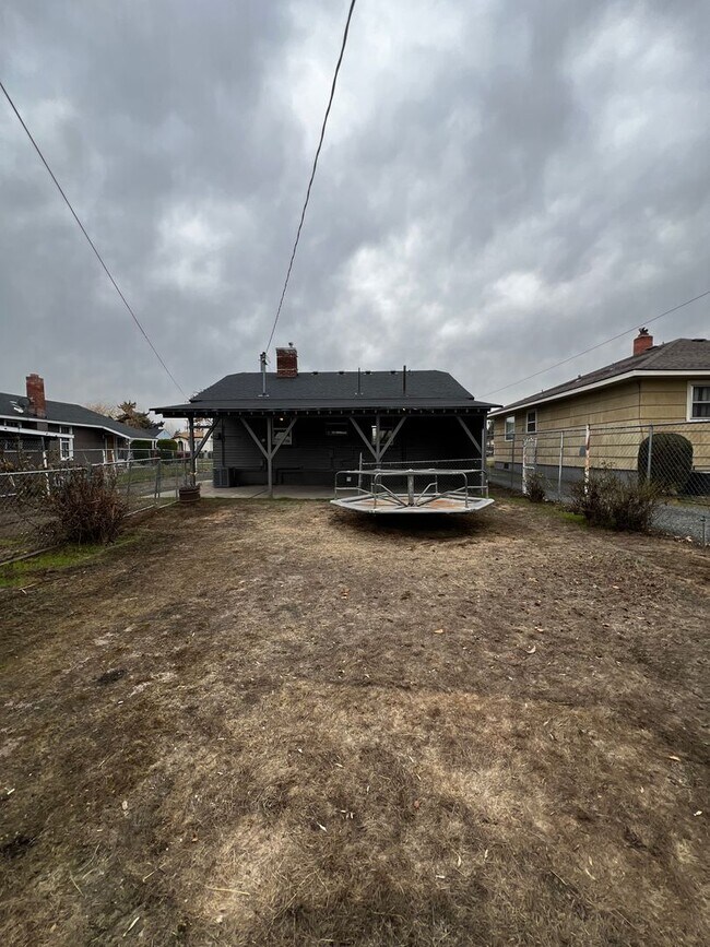 Building Photo - 1013 S 9th Ave