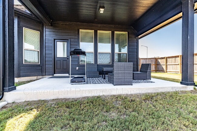 Building Photo - 305 Foxtail Wds