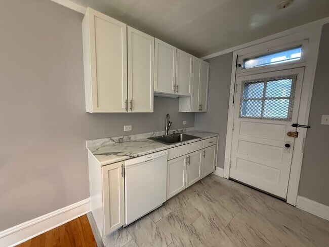 Building Photo - 1335 W Carmen Ave