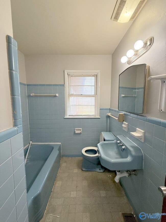 Building Photo - 2106 NW Sullivan Rd