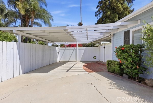 Building Photo - 1329 La Loma Dr