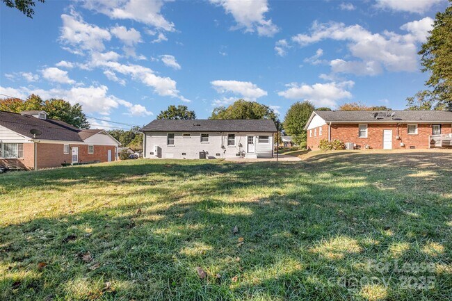 Building Photo - 3208 Clearview Dr