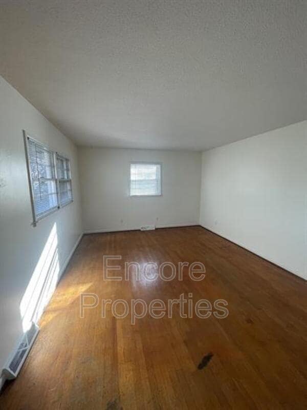 Building Photo - 1502 Larson St