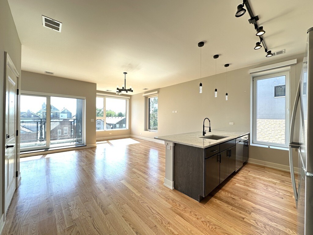 Building Photo - 2100 W 18th Pl