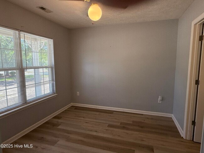 Building Photo - 1308 E Oak Island Dr