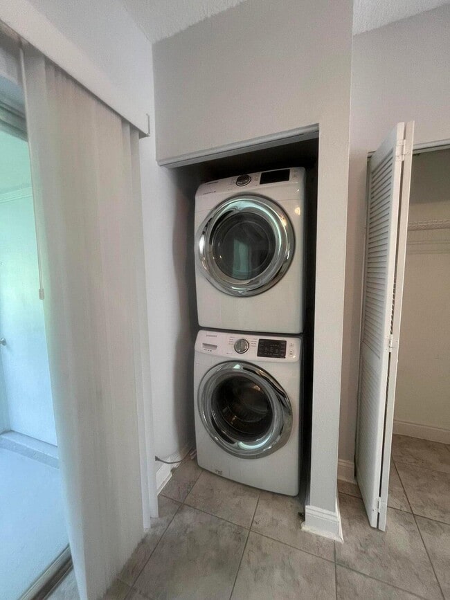Building Photo - 7823 Sanibel Dr