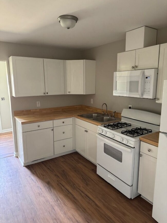Building Photo - Charming North Augusta Duplex