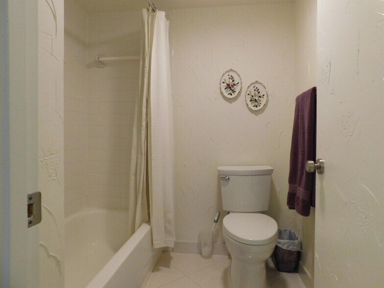 Building Photo - 9285 Vista del Lago