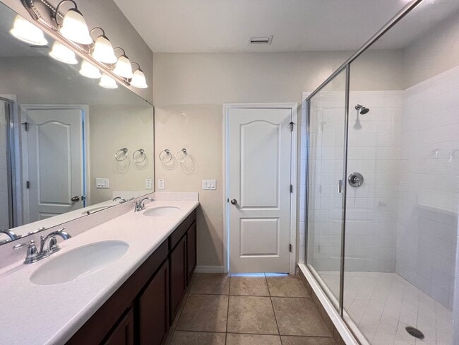 Building Photo - Beautiful Townhouse at Windermere availabl...