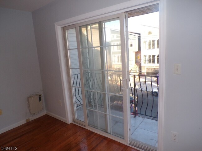 Building Photo - 439 S 11th St