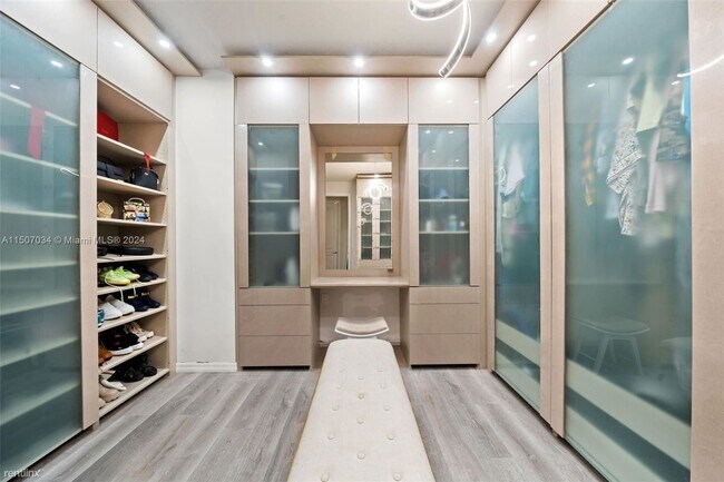 Building Photo - 5 br, 3 bath House - 1512 Bursera Ter