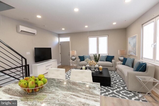 Building Photo - 2417 N Hancock St