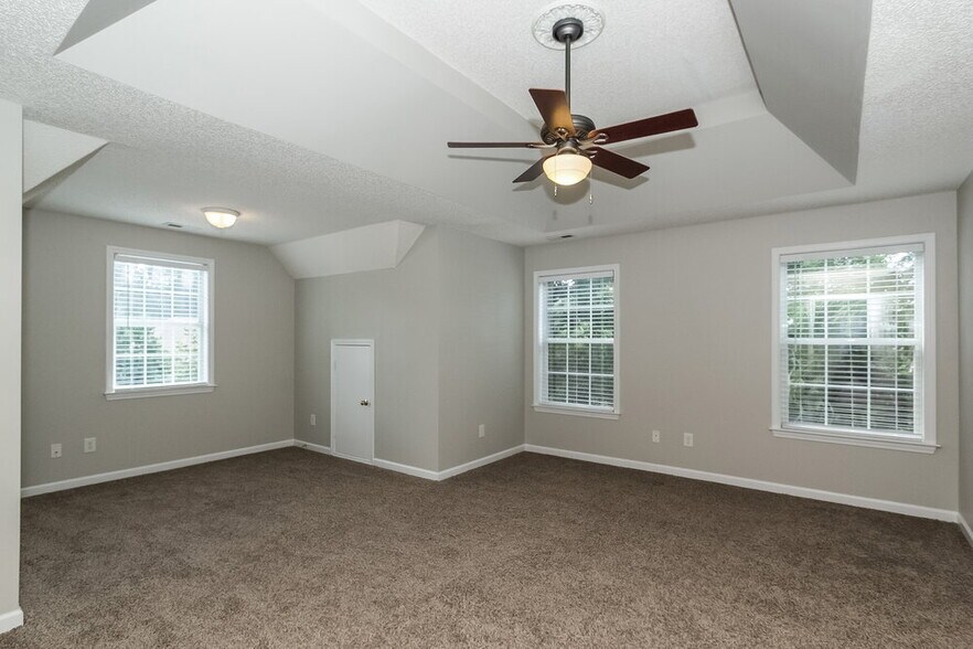 Building Photo - 3 Brightling Ln