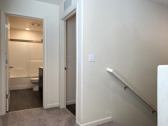 Building Photo - Spacious 4 bedroom/2 bath home waiting to ...