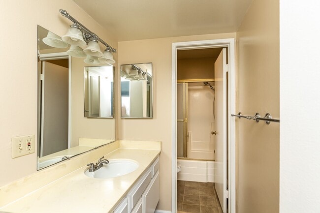 Building Photo - **LOOK NO FURTHER 3 BEDROOM TOWNHOME W/LAU...
