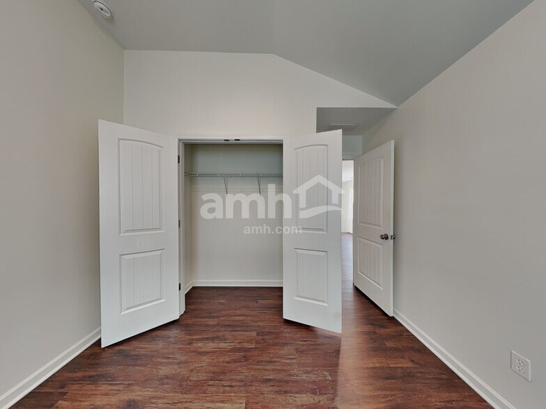 Building Photo - 301 Boulder Run