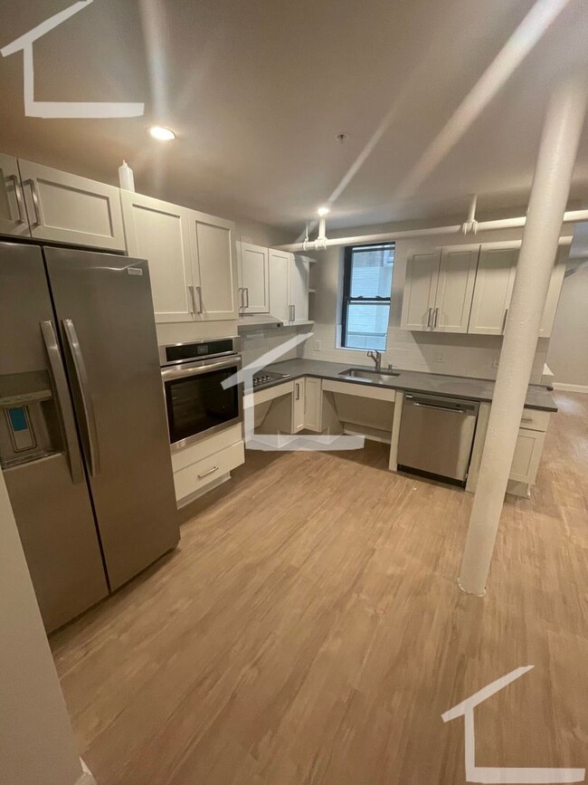 Primary Photo - Beautiful, Renovated 1 Bed Right Off The C...