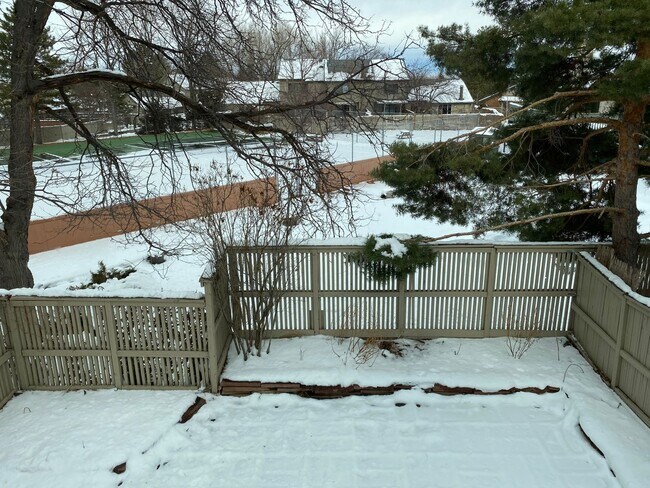 Building Photo - 4 Bed 3.5 Bath Wonderland Hill Townhouse