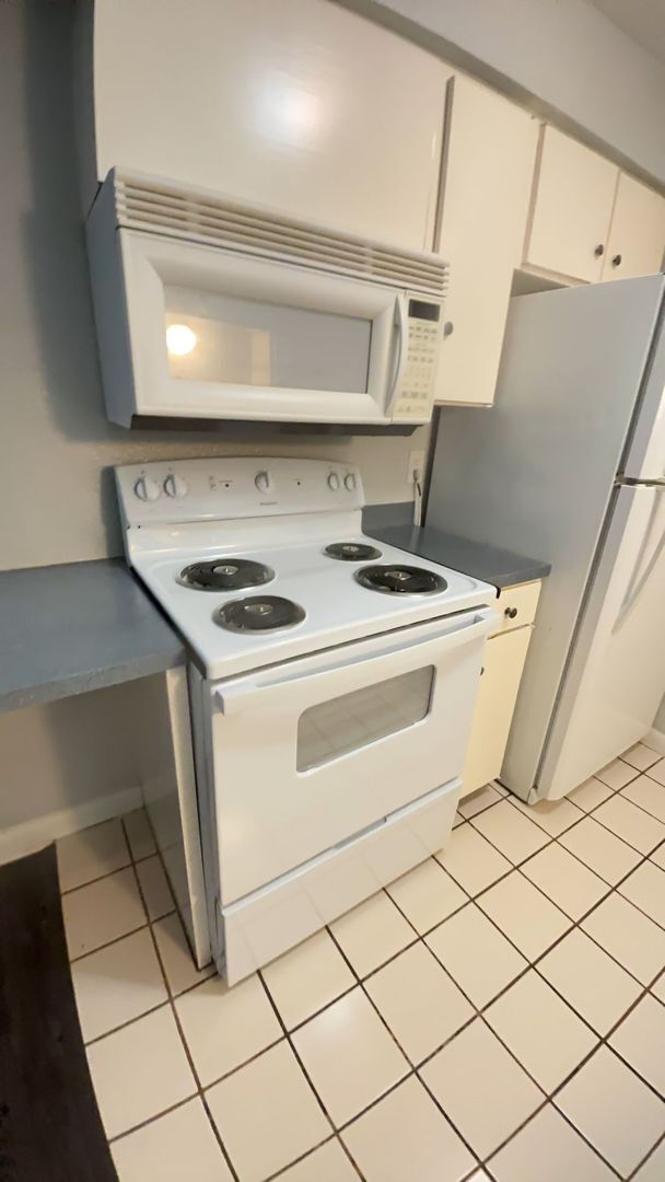 Building Photo - Great for Roommates!