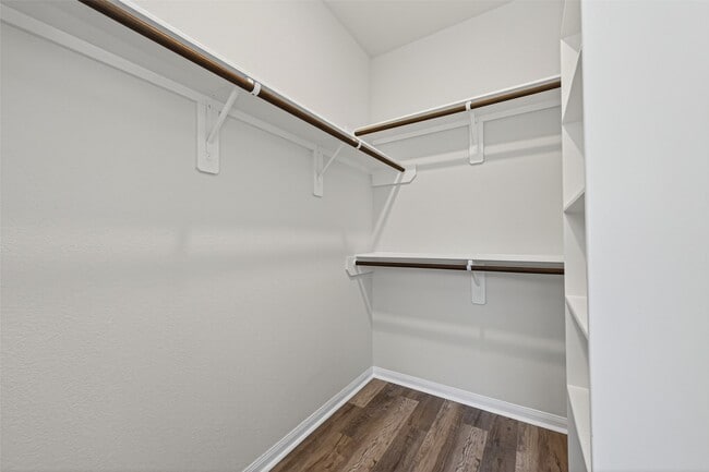 Building Photo - 15059 Meadow Glen N