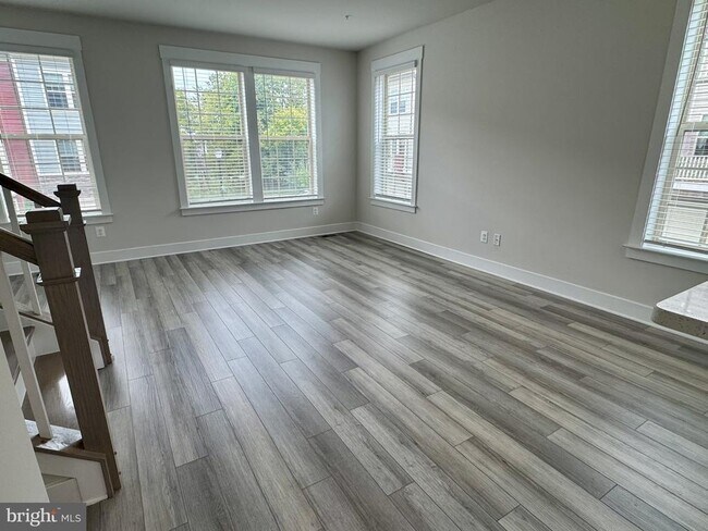 Building Photo - 201 Pomegranate Ln