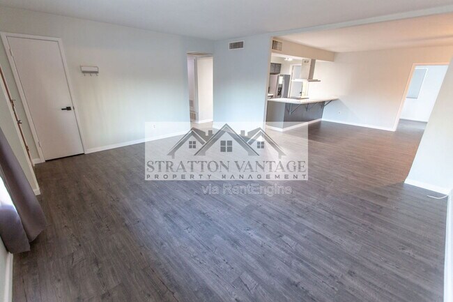 Building Photo - 111 E Manhatton Dr