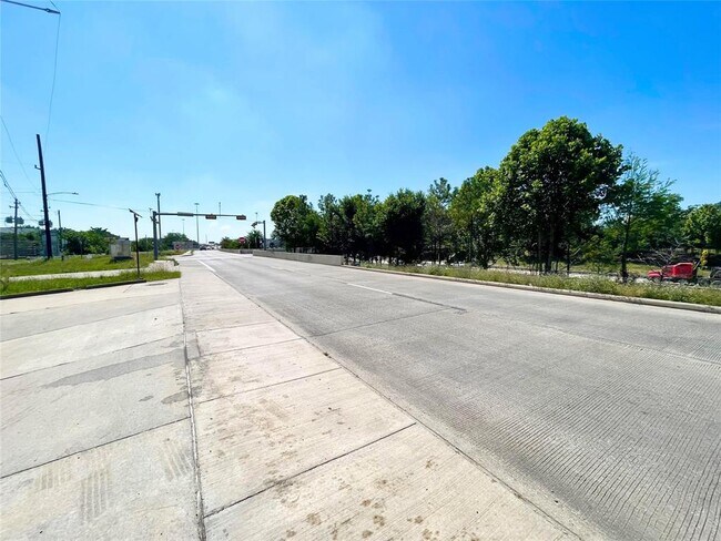 Building Photo - 4516 Katy Fwy