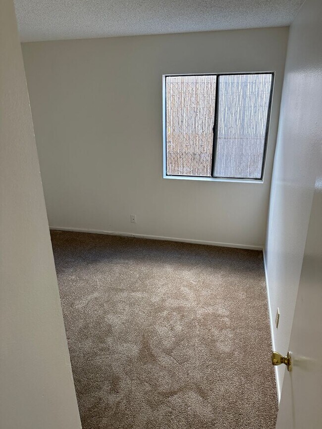 Building Photo - 2-Bedroom First-Floor Condo with Utilities...