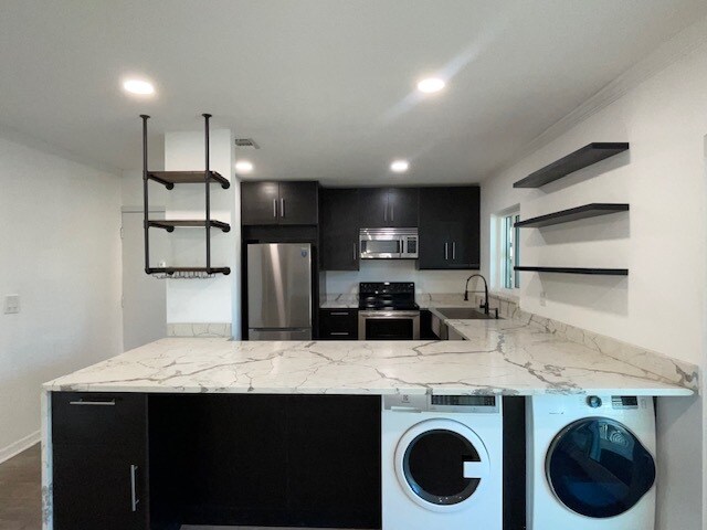 Building Photo - 8811 Bay Pointe Dr
