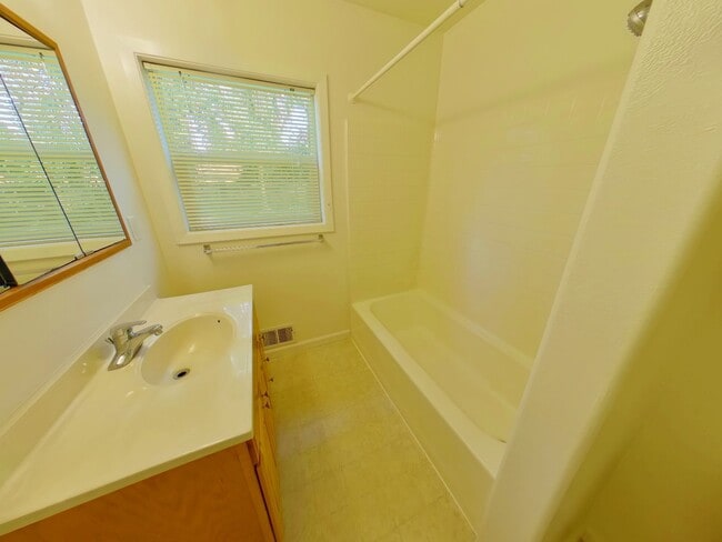 Building Photo - 3 bedroom family home