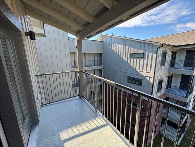 Building Photo - 6000 Jones Rd