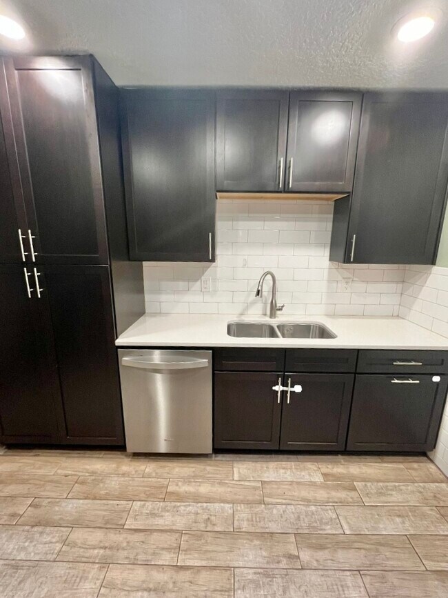 Building Photo - 10621 Oak Crest Dr