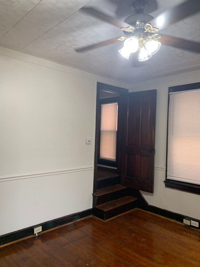 Building Photo - 4 bedroom, 1 bath, 3 story half double house