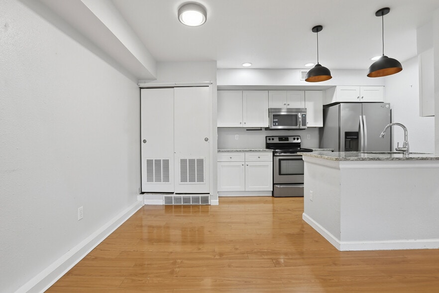 Building Photo - 8327 S Upham Way