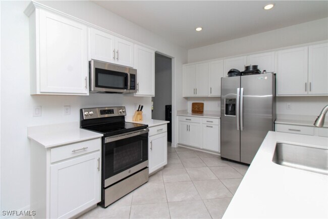Building Photo - 2213 Avocado Ln