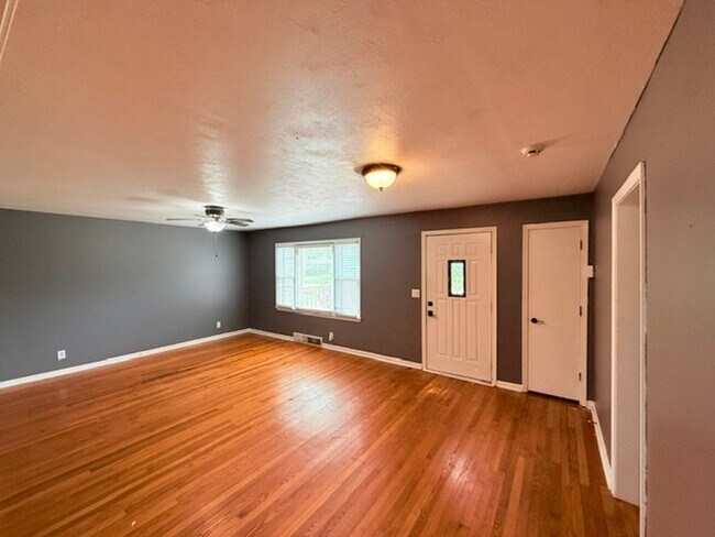 Building Photo - 9812 E Linwood Blvd