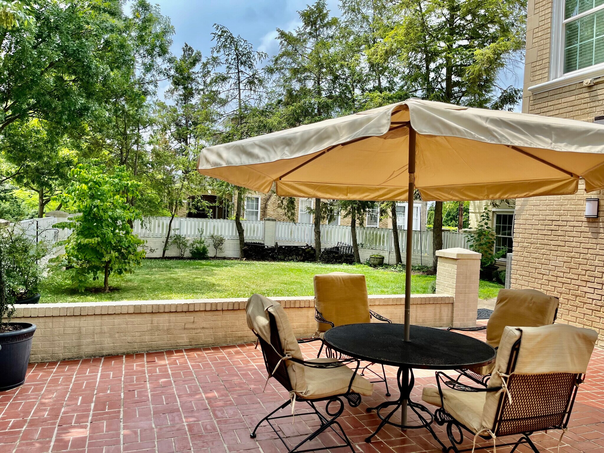 Building Photo - 3828 Cathedral Ave NW