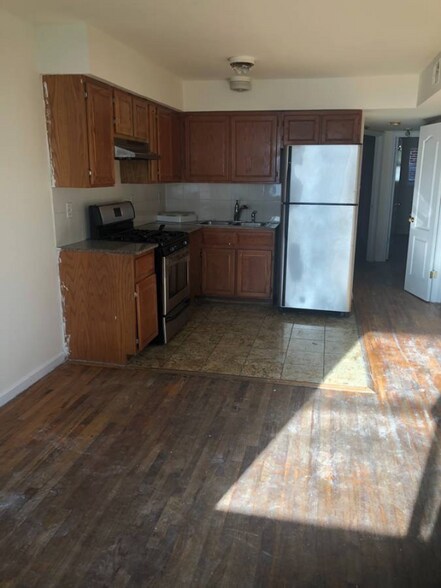 Primary Photo - 37-39-3769 69th St