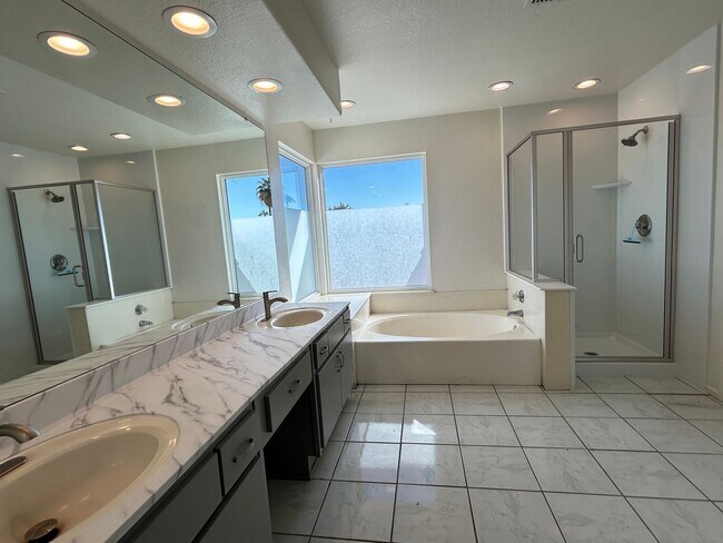 Building Photo - MUST SEE HOME IN AVONDALE WITH POOL!