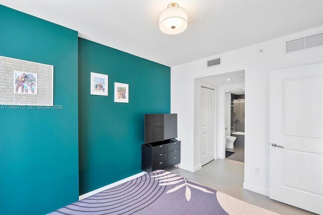 Building Photo - 1600 NE 1st Ave